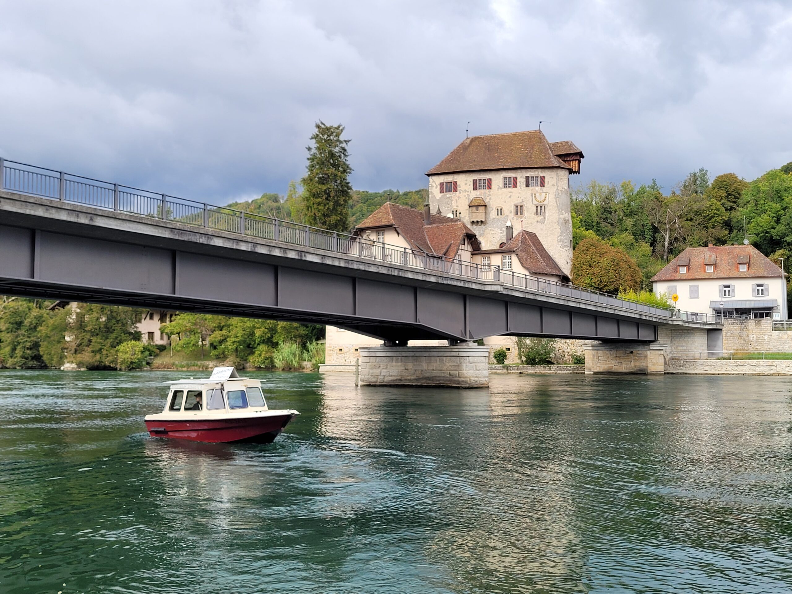Fahrschulboot vor Rheinbrücke und Schloss Röteln